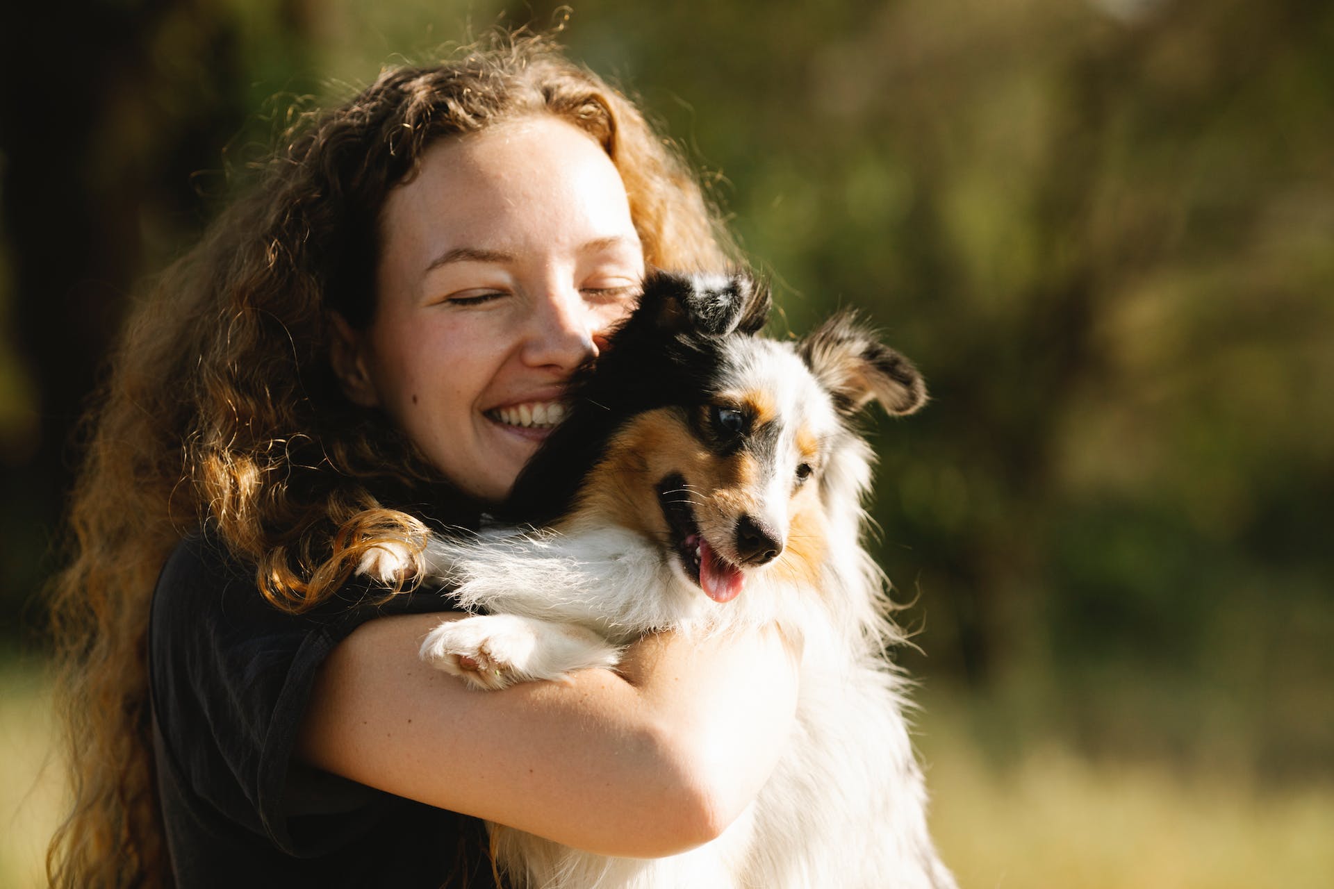 En kvinde krammer en hund